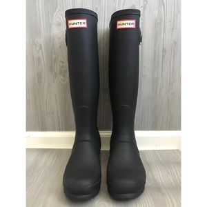 Size 7 Women’s Hunter boots.